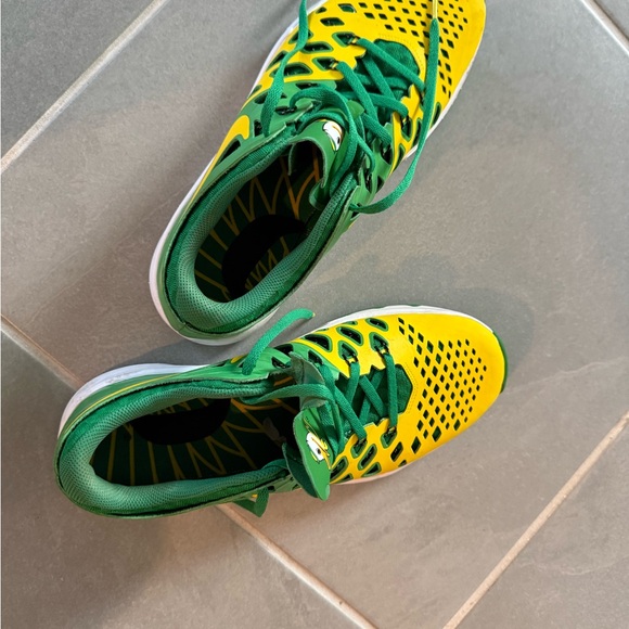 Oregon Ducks Nike Green and Yellow Athletic Shoes - Picture 1 of 6